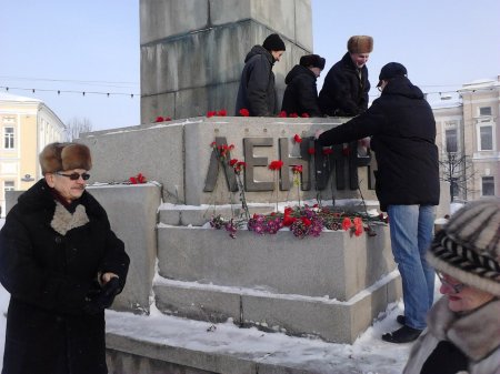 Коммунисты Твери возложили цветы к памятнику В.И.Ленина