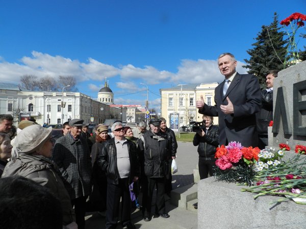 Вчера состоялось возложение цветов к памятнику В.И.Ленину на одноименной площади в Твери