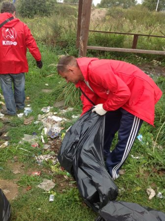 Коммунисты в Тургиново показали местной администрации, как нужно убирать мусор