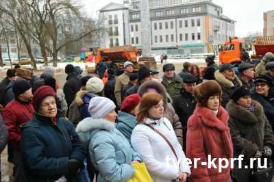 Митингу работников ТВЗ на Площади Славы заткнули рот снегоуборочными машинами