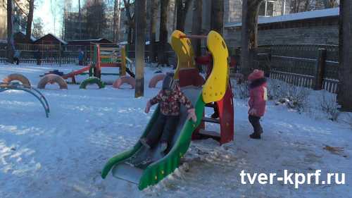 Вышний Волочек: депутат КПРФ подарил детскому саду современную игровую площадку