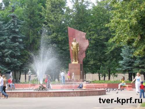 Коммунист Олег Цуканов выделил средства из депутатского фонда на ремонт памятника Ленину в Пролетарском районе Твери