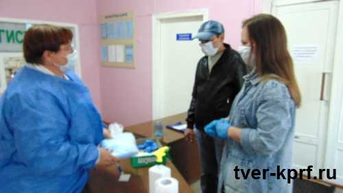 В Оленинском районе местные коммунисты подарили медицинские маски ЦРБ