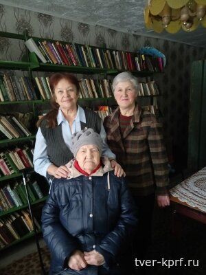 Коммунисты оказали помощь поселковой библиотеке в Спировском округе
