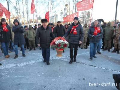 Николай Харитонов возложил цветы к подножию стелы «Город трудовой доблести» в центре Екатеринбурга и передал гуманитарный груз бойцам на фронт