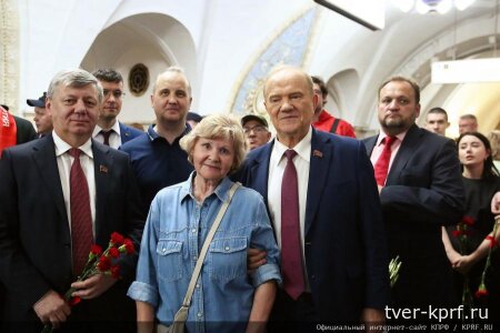 Руководители КПРФ возложили цветы к горельефу И.В. Сталину в Московском метрополитене