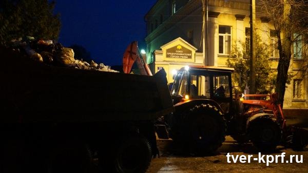 Ржев: У горожан лопнуло терпение-несколько грузовых машин высыпали мусор у городской администрации утром 8 ноября