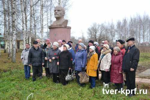 В селе Погорелое Городище Зубцовского района установили памятник Ленину