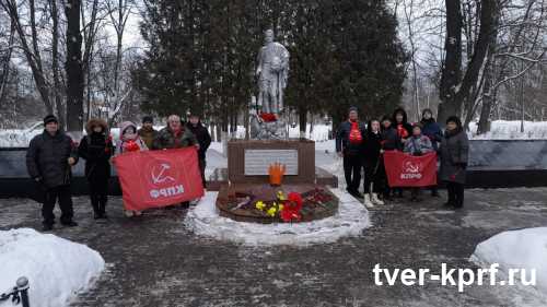 В день освобождения Калинина от гитлеровских захватчиков тверские коммунисты почтили память героев возложением цветов