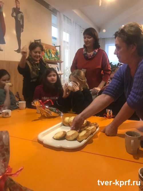 Тверские коммунисты поздравили с Новым годом детей в социально - реабилитационном центре для несовершеннолетних «Надежда» Рамешковского района