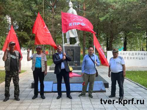Коммунисты возложили цветы к памятнику погибших воинов в годы Великой Отечественной войны в Оленино