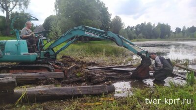 В Бологовском округе депутат от КПРФ помог привести в порядок озеро