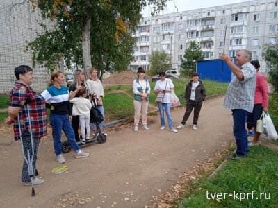 "Люди здесь не живут, а выживают". Коммунисты встретились с жителями аварийного общежития в Бологовском районе