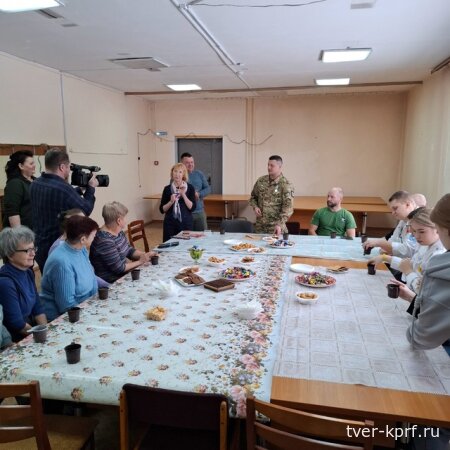 Вышневолоцкие коммунисты организовали торжественную встречу студентов с бойцом СВО