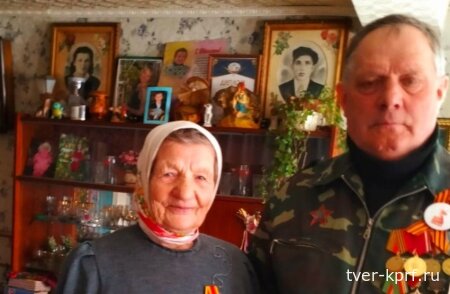 9 Мая лидер селижаровских коммунистов вручил памятную медаль ЦК КПРФ «80 лет Великой Победы» женщине-ветерану из деревни Ивково