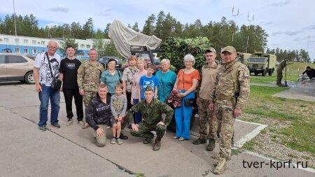 Вышневолоцкие коммунисты и патриоты отправили на фронт новую партию маскировочных сетей