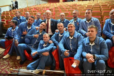 Лидер КПФР Геннадий Зюганов в Медовый Спас посетил раненых бойцов в госпитале имени Вишневского