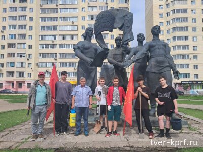 Комсомольцы Пролетарки провели субботник у памятника "Договор тысяч"