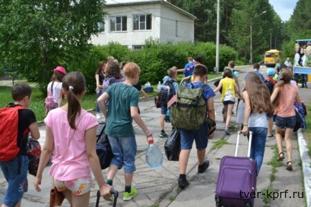 Только четверть школьников смогла отдохнуть в детских лагерях в 2025 году