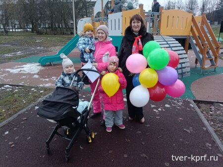В Тверской области коммунисты провели акции, приуроченные ко Дню матери