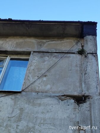 Это не декорация к фильму ужасов, а жилой дом! В Максатихинском округе 20 лет рушится МКД, но чиновники предпочитают замечать?