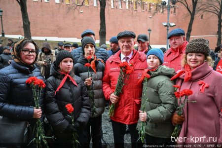 «Продолжая славный космический полет». Коммунисты во главе с Г.А. Зюгановым почтили у Кремлевской стены память советских покорителей Космоса