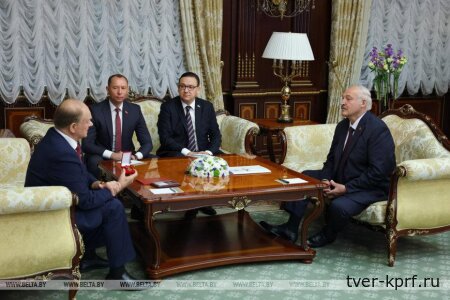 Геннадий Зюганов вручил Ленинскую премию ЦК КПРФ Александру Лукашенко
