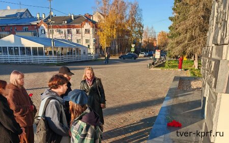 В 108-ю годовщину образования ВЛКСМ активисты ЛКСМ РФ возложили цветы к монументу комсомольцам и молодёжи Верхневолжья